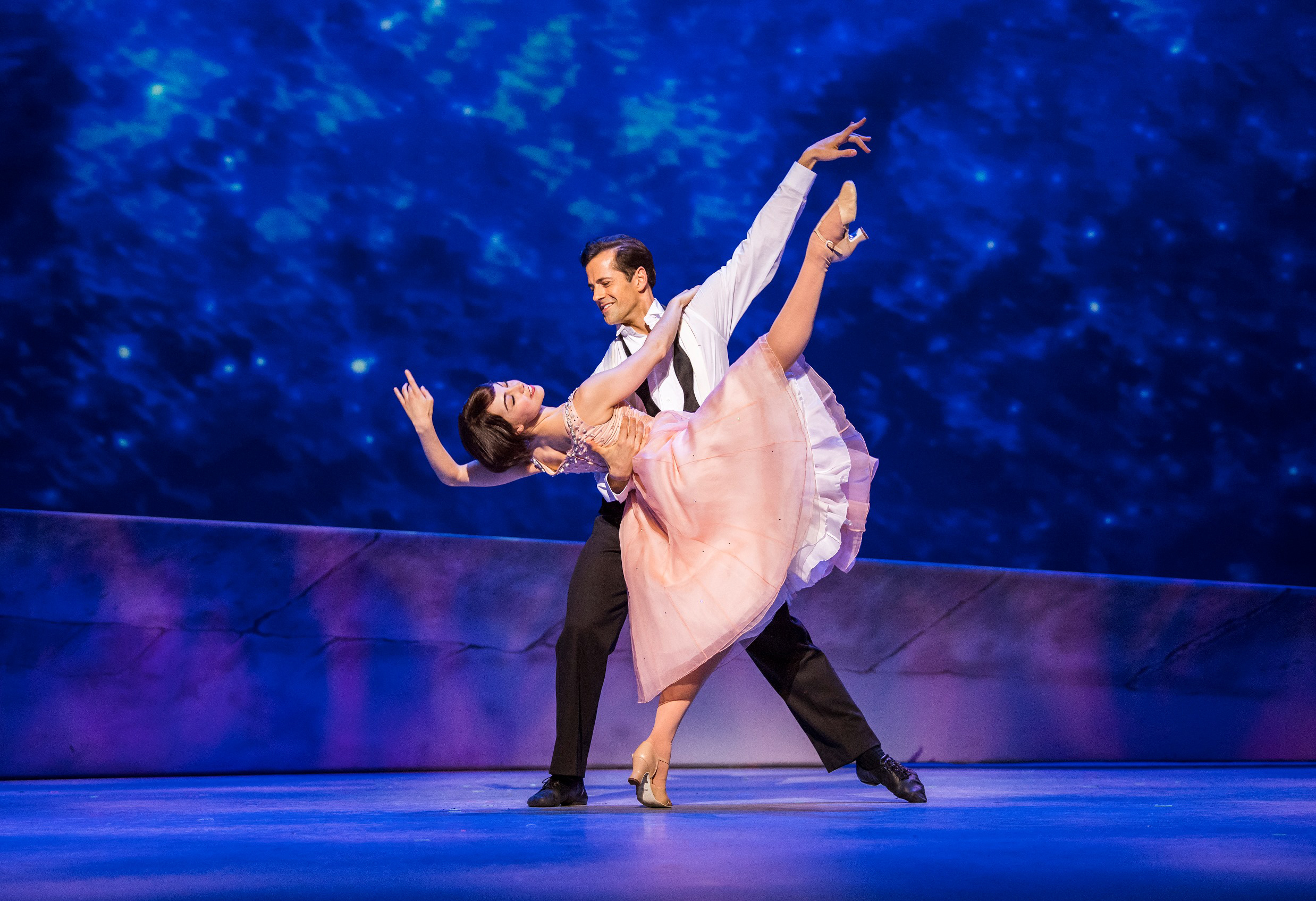 Robert Fairchild (Jerry Mulligan) and Leanne Cope (Lise Dassin) in An American In Paris by George and Ira Gershwin @ Dominion Theatre. Directed and Choreographed by Christopher Wheeldon. (Opening 21-03-17) ｩTristram Kenton 03-17 (3 Raveley Street, LONDON NW5 2HX TEL 0207 267 5550  Mob 07973 617 355)email: tristram@tristramkenton.com