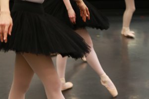 記事「こんなバレエのレッスン受けたことある!?〜64カウントのアンシェヌマンを踊ろう〜」の画像