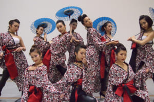 記事「世界初のLED扇子を使用!! 『新井風味』の和風ダンスPVが公開!」の画像