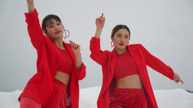 記事「MIKUNANAが新作MVを公開　赤と白を基調にダンスパフォーマンスを披露！」の画像